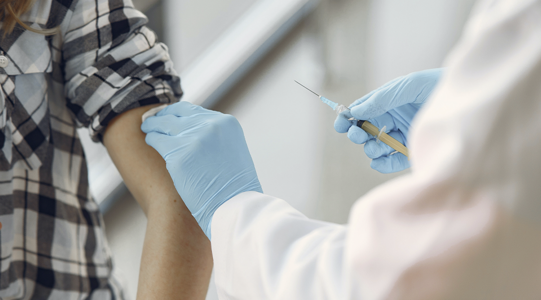 Informe valora transparencia en vacunación en América Latina, pero alerta sobre compras públicas